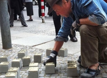 Peñarroya-Pueblonuevo homenajea con piedras de la memoria a sus vecinos víctimas de los nazis