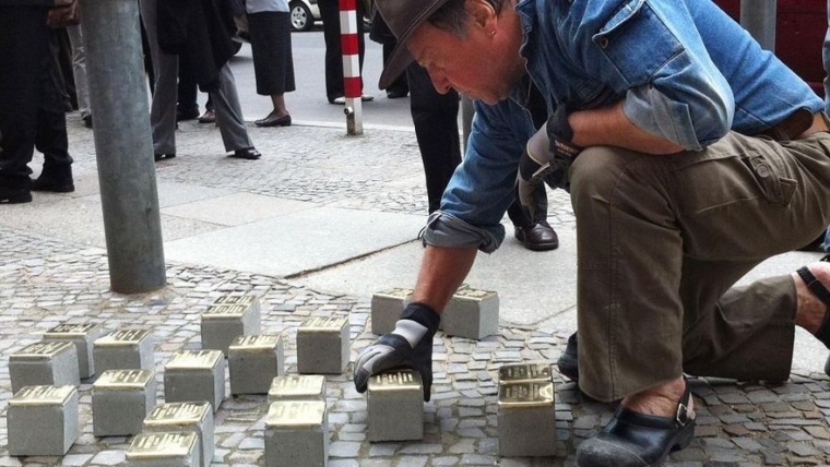 Peñarroya-Pueblonuevo homenajea con piedras de la memoria a sus vecinos víctimas de los nazis
